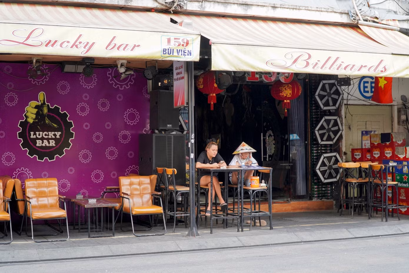 Không còn lối lên chung cư, mặt bằng tại tầng trệt hiện là nơi kinh doanh của các nhà hàng, quán bar.