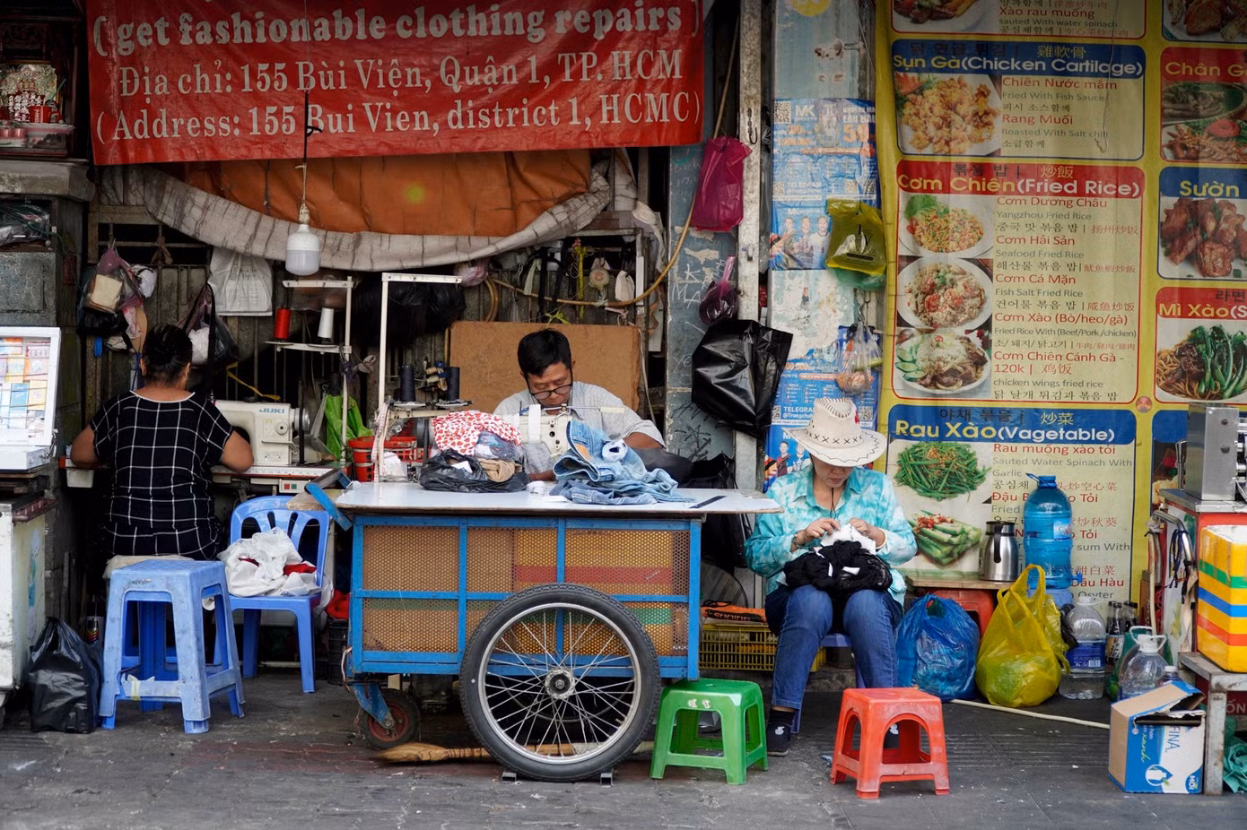 Vợ chồng bà Nguyễn Thị Trang (55 tuổi) sống tại chung cư này từ năm 1996, hiện cùng 3 thành viên khác tạm trú tại nhà tái định cư ở số 90 Nguyễn Hữu Cảnh. "Trước đây, vợ chồng tôi mở tiệm sửa quần áo ngay trong chung cư. Sau khi phải di dời để thành phố triển khai tháo dỡ, xây mới, chúng tôi cùng cô Hảo mở tiệm ngay phía dưới tòa nhà để tiếp tục mưu sinh", bà Trang kể.