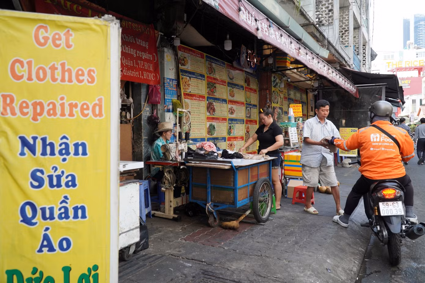 "Năm đầu sau khi di dời, nghe tin thành phố tìm nhà đầu tư, tôi mừng lắm, cứ nghĩ sắp được về nhà. Nhưng nhiều năm trôi qua, đâu vẫn vào đấy. Gần đây, tôi mới biết thành phố sẽ tiếp tục tìm nhà đầu tư, nhưng giờ không còn cảm xúc gì ngoài mong được trở về", bà Hảo chia sẻ và cho biết trước đây, khách ghé tiệm thường là người cùng chung cư, bây giờ có khách mới nhưng không ổn định.
