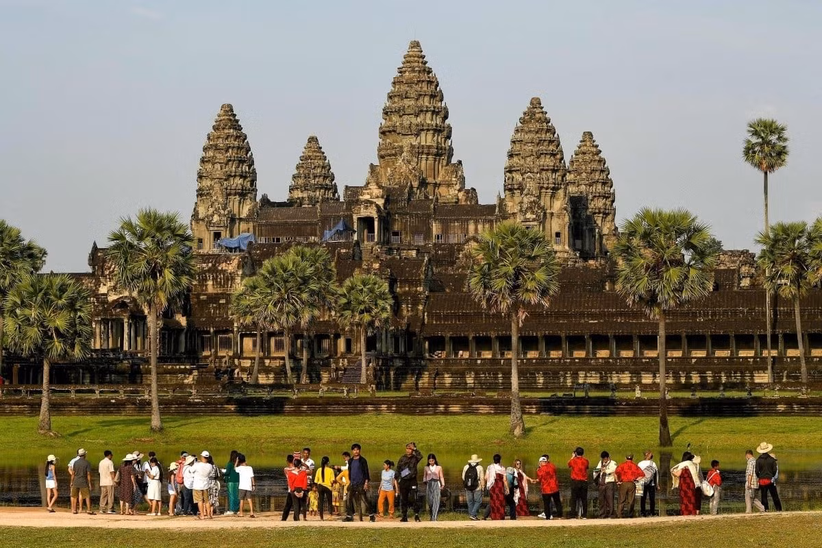 Du khách tham quan quần thể đền Angkor Wat, tỉnh Siem Reap, Campuchia. Ảnh: SCMP.