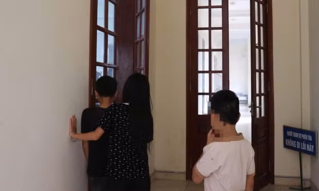Tiếng gọi 'bố ơi' xé lòng giữa phòng xử án