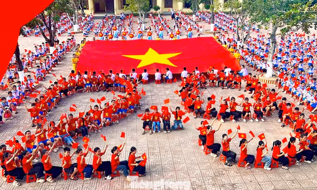 Rực sắc cờ đỏ với màn xếp hình 2/9 của thiếu nhi Nghệ An