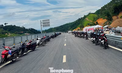 Xe máy rồng rắn ‘phi’ lên công trường cao tốc Hữu Nghị - Chi Lăng