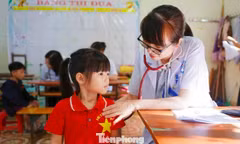Đoàn viên, thầy thuốc trẻ chung tay chăm sóc sức khỏe học sinh xã biên giới