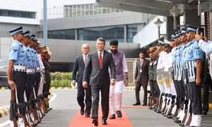 Thủ tướng tới New Delhi, bắt đầu chương trình dự Hội nghị thượng đỉnh BRICS