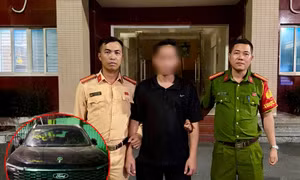 Hà Nội: Tạm giữ hình sự tài xế ô tô đẩy CSGT để bỏ chạy