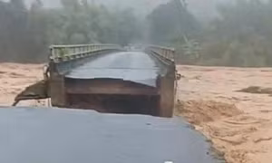 Lũ lớn cuốn sập cầu ở Huế, người dân di chuyển bằng thuyền giữa nội đô