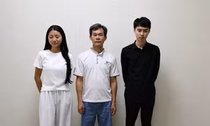 Các bị can từ trái qua phải: Bàn Thị Lứu, Vương Văn Minh và Lý Trung Nguyên.