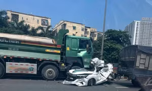 Tai nạn liên hoàn ở đầu cầu Thăng Long, 3 người mắc kẹt trong ô tô con bị vò nát