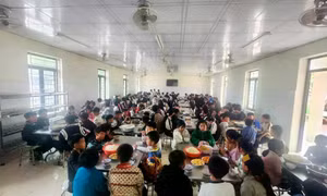 Bữa ăn bán trú của học sinh. Ảnh: NTCC