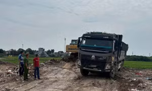 Hà Nội: Khởi tố giám đốc công ty vận tải đổ trộm hơn 4.500 tấn chất thải xây dựng
