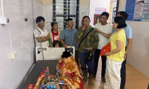 Lãnh đạo UBND xã Mường Nhé thăm hỏi, động viên gia đình nạn nhân. Ảnh: UBND xã Mường Nhé.
