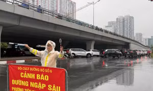 Hà Nội: CSGT phân luồng, khuyến cáo người dân di chuyển qua khu vực ngập nước
