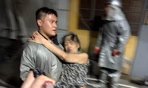 Những người chạy về phía khói lửa sau tiếng kẻng báo động