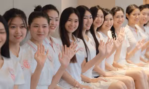 Chung khảo cận kề, các thí sinh háo hức xen lẫn hồi hộp trước cơ hội bước lên sân khấu của một trong những cuộc thi nhan sắc danh giá hàng đầu Việt Nam.