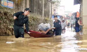 Công an Hà Nội huy động gần 400 cán bộ, chiến sĩ giúp người dân khắc phục ngập lụt 