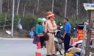 Người phụ nữ mang chiêng ra gõ, cản trở CSGT xử lý vi phạm nồng độ cồn