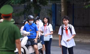 Lực lượng Công an bảo đảm ANTT tại cổng trường THCS Trần Duy Hưng (Yên Hòa, Hà Nội)