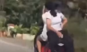 Hai nữ sinh 'làm xiếc' trên xe máy điện