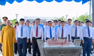 Thường trực Ban Bí thư Trần Cẩm Tú dâng hương tri ân các Anh hùng liệt sĩ tại tỉnh Điện Biên