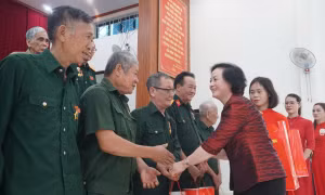 Phó Thủ tướng Phạm Thị Thanh Trà thăm, tặng quà tại Lào Cai