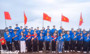 300 đoàn viên, thanh niên dự lễ chào cờ trên đỉnh Fansipan