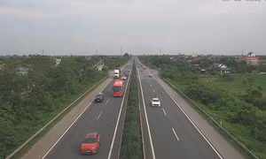 Cho xe đi vào làn đường ngược chiều cao tốc Cao Bồ - Pháp Vân về Hà Nội