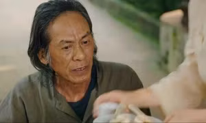 Phim có NSND Bùi Bài Bình, NSƯT Vân Dung bị chê như lẩu thập cẩm