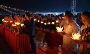 Lào: Linh thiêng đêm thắp nến cầu nguyện hòa bình và tưởng niệm các Anh hùng liệt sĩ Việt - Lào