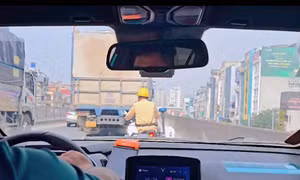 CSGT Hà Nội mở đường, hỗ trợ xe chở sản phụ đến bệnh viện an toàn