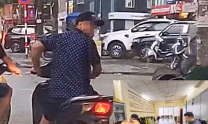 CSGT Hà Nội lập biên bản xử phạt tài xế xe SH không mũ, không gương, vung chân vào xe người đi đường