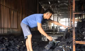 Bỏ của cứu người, vợ chồng trắng tay sau vụ cháy 4 nhà ở Lào Cai