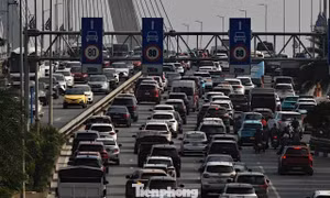 Cầu Nhật Tân ùn ứ kéo dài ở làn ô tô sáng đầu tuần