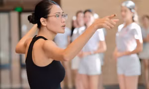 Hành trình ‘gọt giũa’ bước đi non nớt trước giờ bùng nổ ở chung khảo Hoa hậu Việt Nam