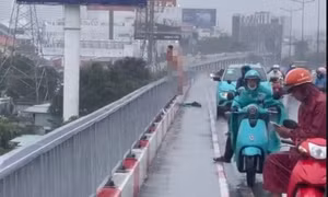 Tài xế ô tô công nghệ dừng giữa cầu Sài Gòn, nhảy xuống sông sau khi tự gây thương tích