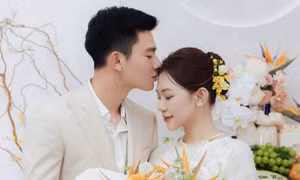 'Nam thần hậu vệ' Phan Tuấn Tài cưới bạn gái hot girl 