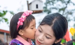 Thí sinh Hoa hậu Việt Nam làm mì Ý, gà rán cho những đứa trẻ Mào Phô