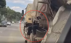 Tài xế bị phạt 28 triệu đồng vì để người đu bám trên xe bồn, biển số bị che lấp