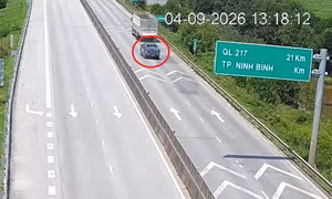 Xe bán tải chạy gần 80 km/h, bám đuôi xe tải 25m trên cao tốc