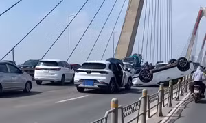 Ô tô lật ngửa sau va chạm liên hoàn trên cầu Nhật Tân