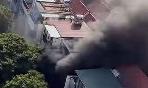 Cháy nhà liền kề tại khu đô thị Phùng Khoang, khói đen cuồn cuộn