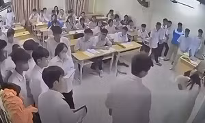Hà Nội: Bắt giữ khẩn cấp nam sinh đánh cô giáo giữa lớp