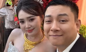 Hoài Lâm hát trong tiệc cưới