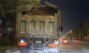Hà Nội: Xe 'HOWO' che biển số, chở đất 'có ngọn' chạy nườm nượp trên đường