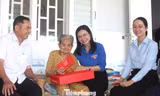 Bí thư T.Ư Đoàn Nguyễn Phạm Duy Trang thăm, tặng quà Mẹ Việt Nam Anh hùng và người dân ở TPHCM 