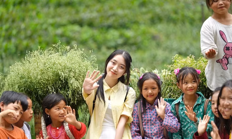 Dư Thủy Tiên trong một chuyến đi khám phá văn hóa và cảnh đẹp Việt Nam.