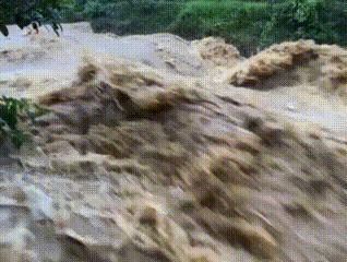 Mưa lớn ở Hà Tĩnh, nước thượng nguồn cuồn cuộn đổ về, nhiều tuyến đường bị ngập