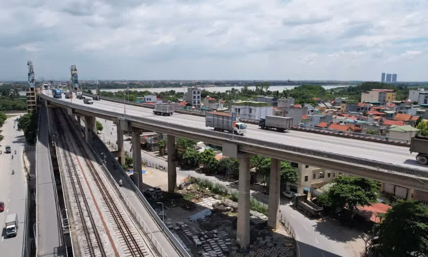Cầu Thăng Long rào chắn sửa chữa xuyên đêm gần 2 tháng