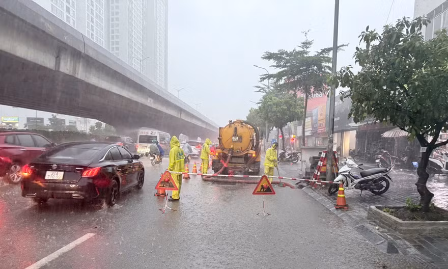 Hà Nội mưa lớn diện rộng, các điểm ngập rút nhanh sau cơn dông