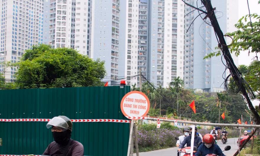 Hà Nội: Người dân chui rào 'né' tắc dự án 264 tỷ đồng vừa tái khởi động
